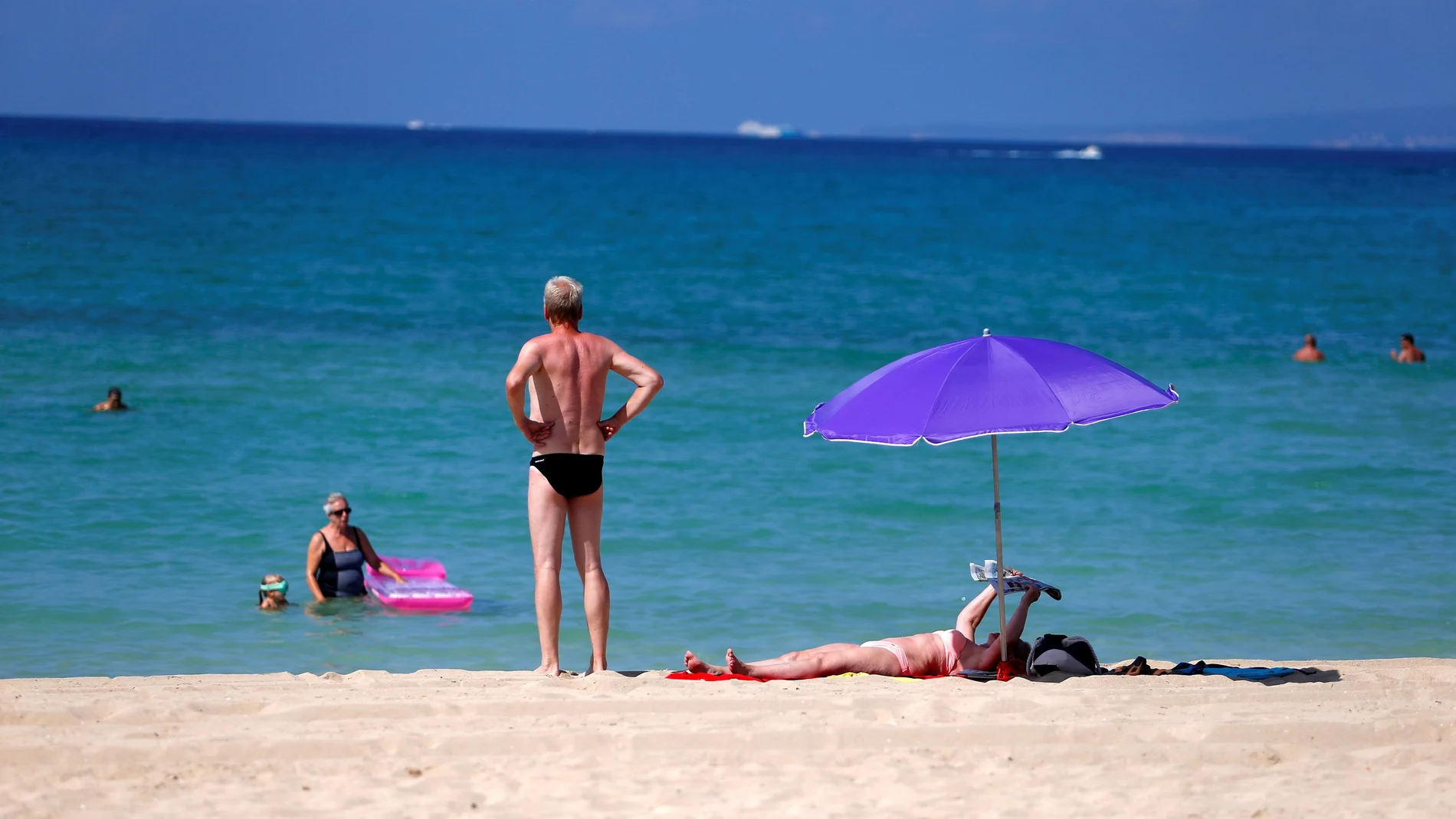 Veraneantes en la playa de El Arenal beach en Mallorca el pasado mes de agosto, una imagen que puede que no se vuelva a repetir