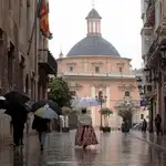 Una fallera se dirige a la basílica de la Virgen de los Desamparados de València el pasado 18 de marzo para realizar una ofrenda floral