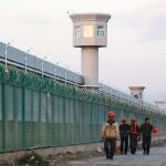 Trabajadores en uno de los polémicos centros de "reeducación" en los que encierran a los uigures en Dabancheng, en Xinjiang