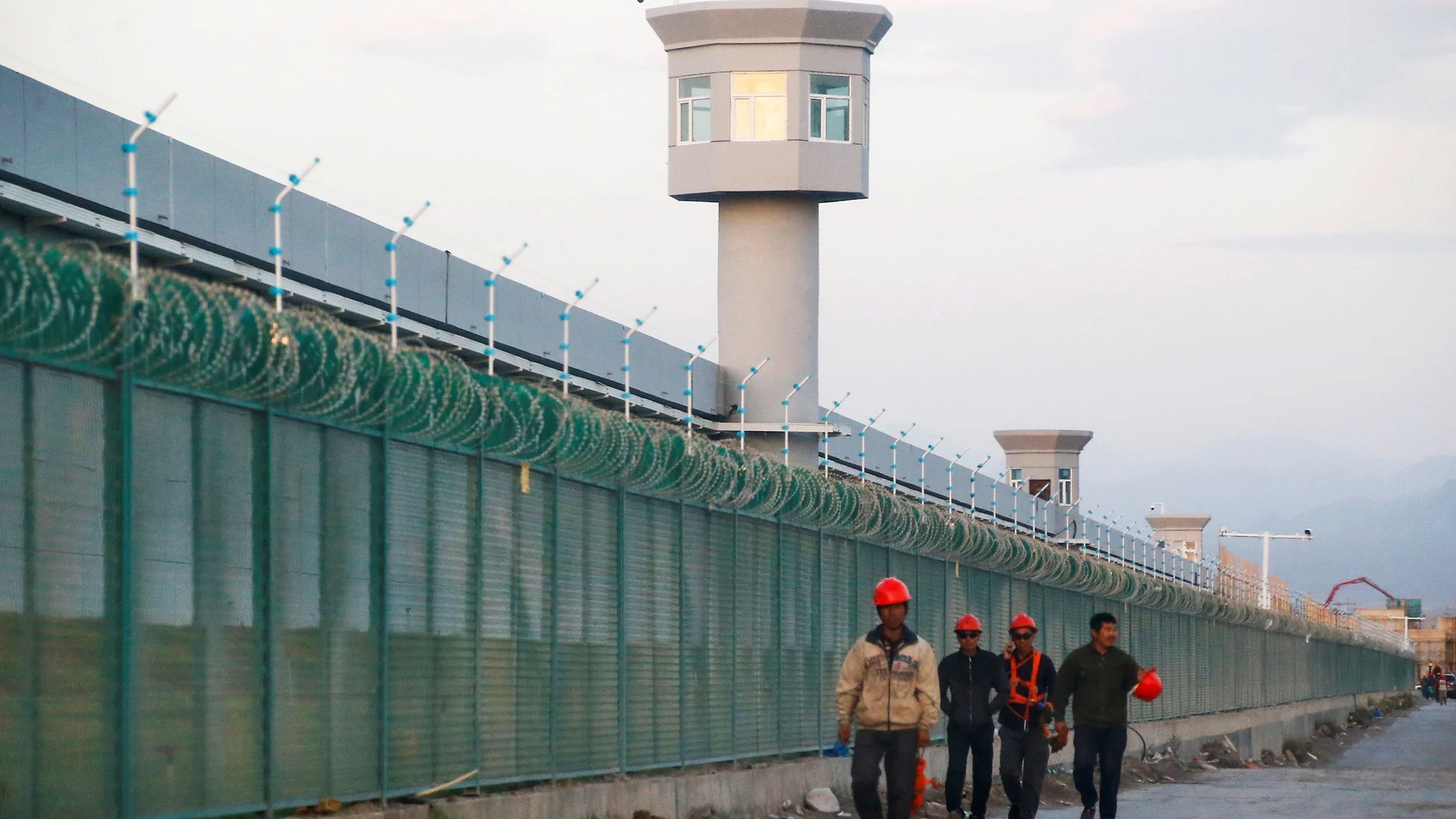 Trabajadores en uno de los polémicos centros de "reeducación" en los que encierran a los uigures en Dabancheng, en Xinjiang