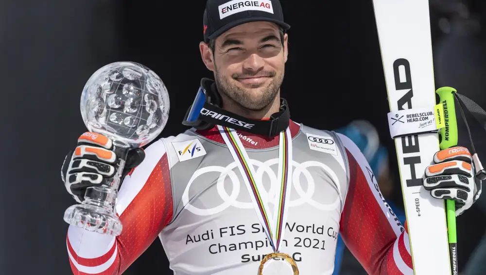 El ganador Vincent Kriechmayr de Austria celebra con el globo de cristal durante la ceremonia del podio de la clasificación general del Super-G masculino en las finales de la Copa del Mundo de Esquí Alpino de la FIS, en Lenzerheide (Suiza) EFE/EPA/JEAN-CHRISTOPHE BOTT