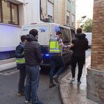 Los dos pateristas detenidos son trasladados por la Policía Nacional