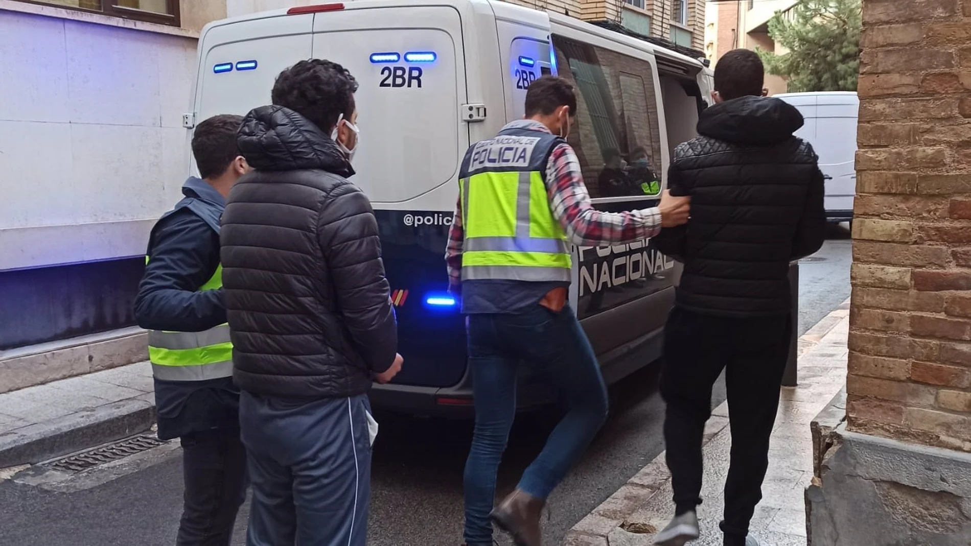 Los dos pateristas detenidos son trasladados por la Policía Nacional