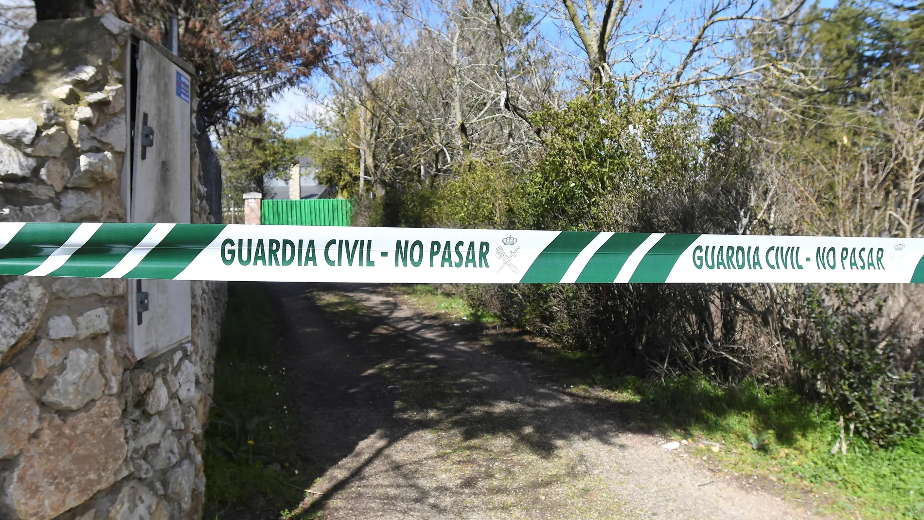 Cordón policial colocado a la entrada de la casa de la localidad leonesa de Cembranos, donde ha sido hallada muerta una joven de 20 años