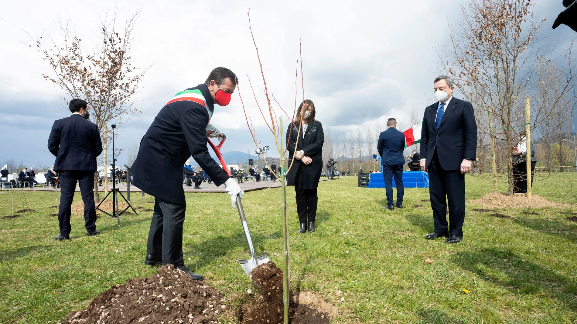 El primer ministro Mario Draghi inaugura el Bosque de la Memoria en honor de las víctimas de la covid