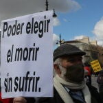 Un hombre con un cartel en el que se lee: `Poder elegir el morir sin sufrir´ durante una concentración de Derecho a Morir Dignamente hoy en la Puerta del Sol, en Madrid (España)