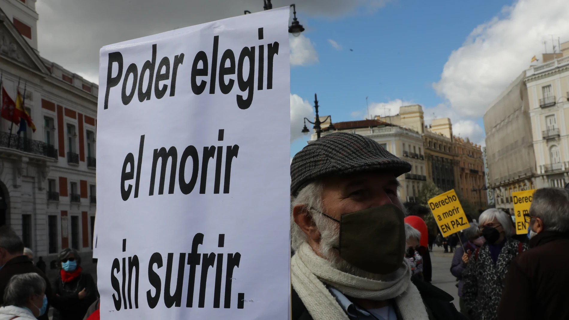 Un hombre con un cartel en el que se lee: `Poder elegir el morir sin sufrir´ durante una concentración de Derecho a Morir Dignamente hoy en la Puerta del Sol, en Madrid (España)