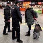 La Policía realiza controles a los viajeros en la estación de Atocha con motivo del comienzo del puente de San José