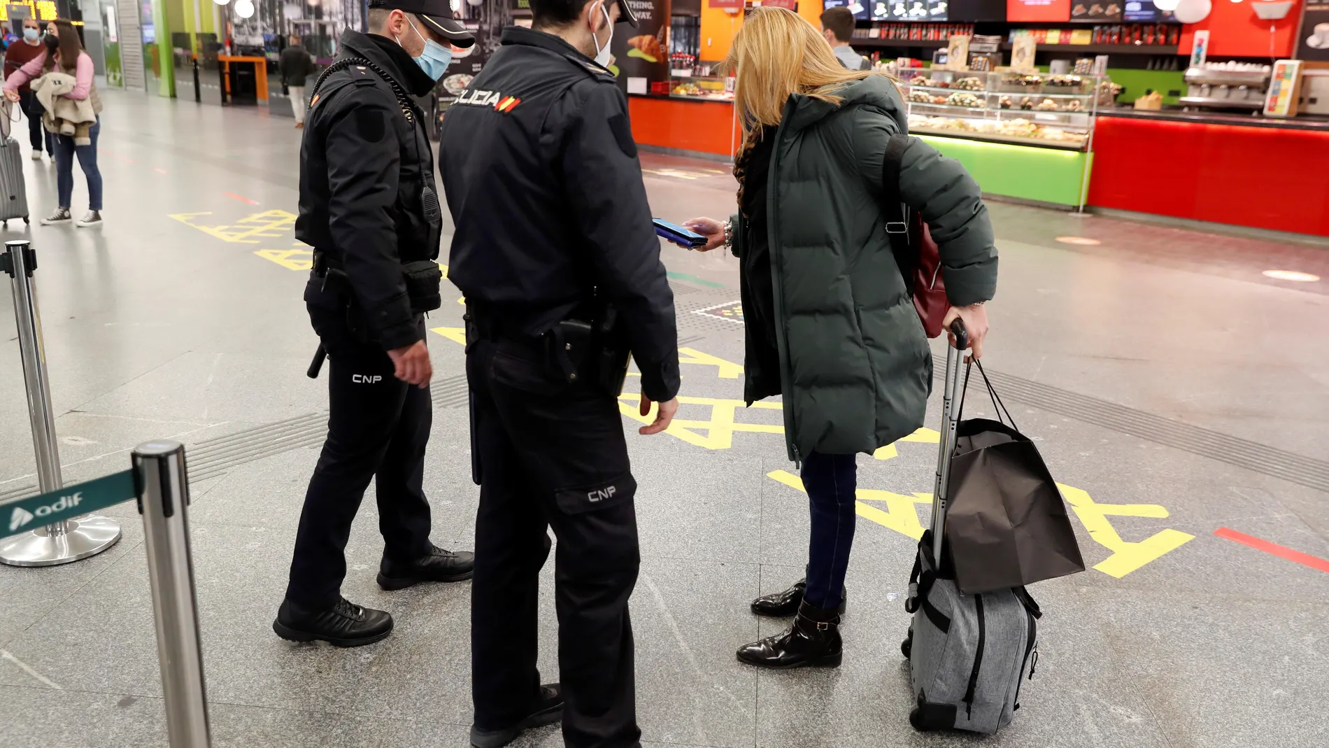 La Policía realiza controles a los viajeros en la estación de Atocha con motivo del comienzo del puente de San José