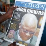 Un hombre sostiene un periódico que informa de la muerte del presidente de Tanzania, John Magufuli, en Dar es Salaam, Tanzania