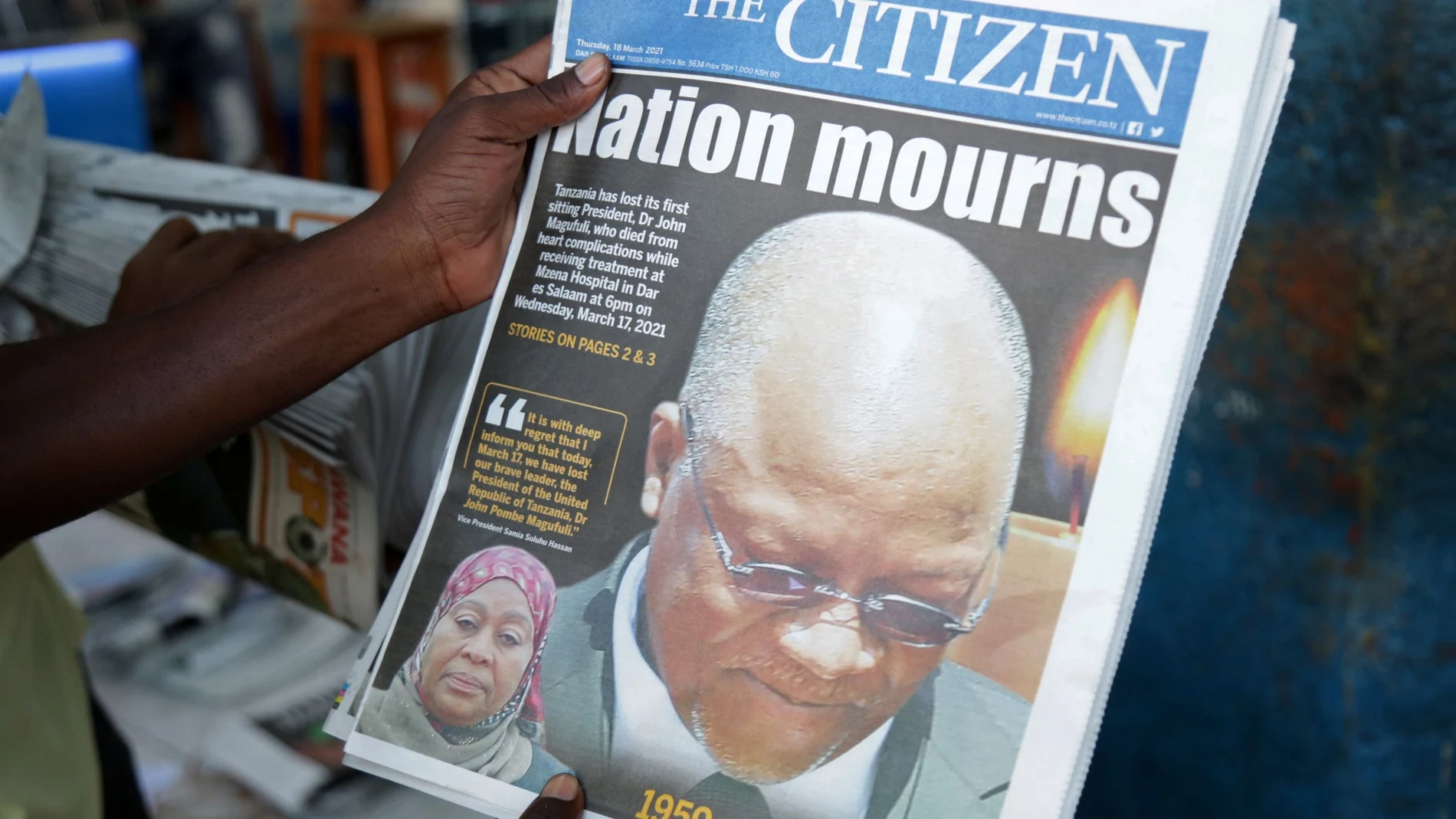 Un hombre sostiene un periódico que informa de la muerte del presidente de Tanzania, John Magufuli, en Dar es Salaam, Tanzania