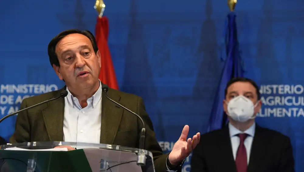 GRAF7495. MADRID, 18/03/2021.- El Presidente Nacional de ASAJA, Pedro Barato durante la rueda de prensa tras su encuentro con el ministro de Agricultura, Pesca y Alimentación, Luis Planas (no en la imagen) este jueves en la sede del Ministerio de Agricultura en Madrid. EFE/Víctor Lerena