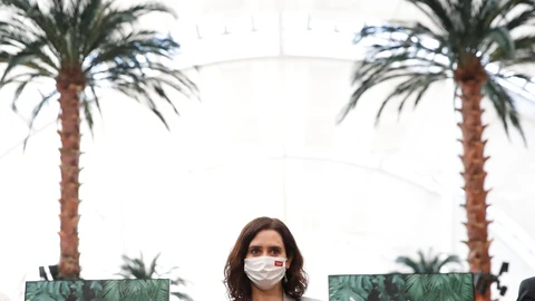 La presidenta de la Comunidad de Madrid, Isabel Díaz Ayuso, durante su visita a la nueva zona de restauración y hostelería del centro comercial Xanadú