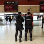 Efectivos de la Policía Nacional realizan un control en la estación de autobuses de Valladolid para impedir el desplazamiento entre comunidades de los viajeros sin causa justificada