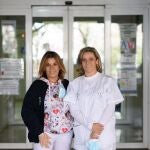 Cintia Borja y Carolina Martínez, enfermeras y especialistas en lactancia materna, a las puertas del centro de Salud Fuente de San Luis de Valencia