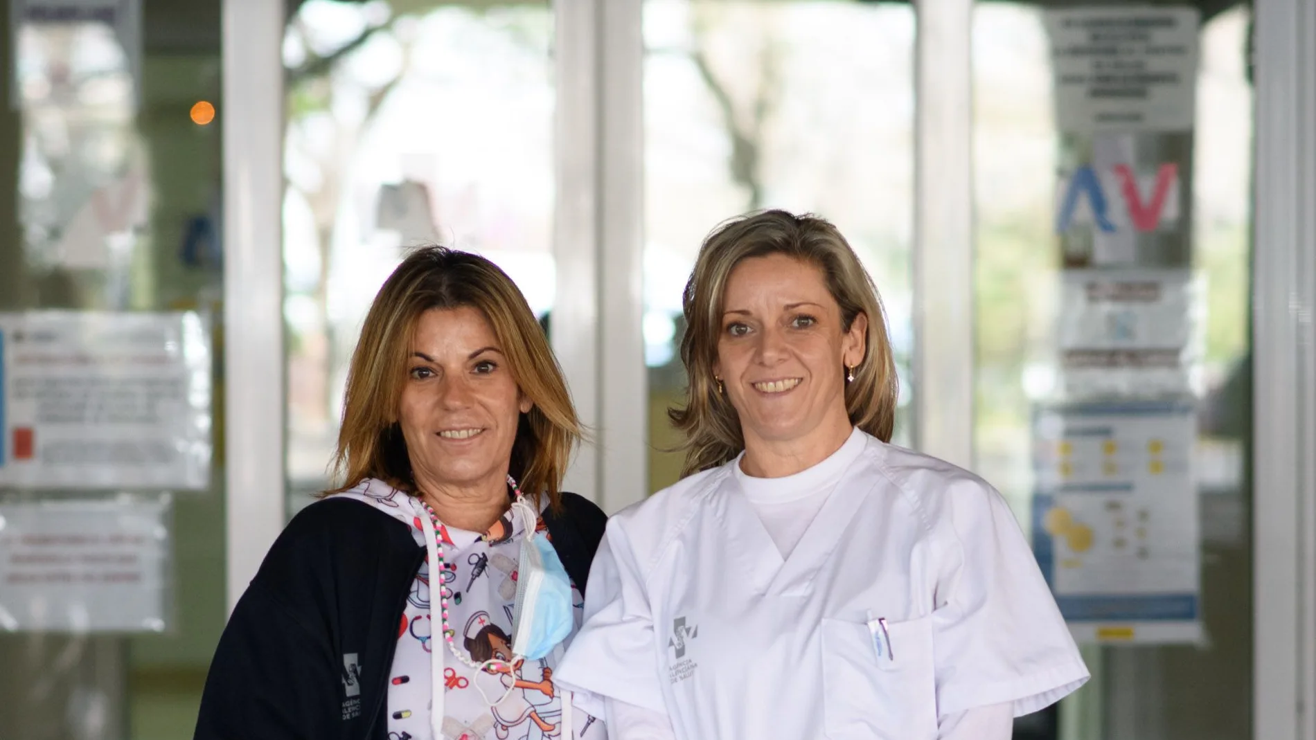 Cintia Borja y Carolina Martínez, enfermeras y expertas en lactancia materna, a las puertas del centro de salud Fuente de San Luis de Valencia
