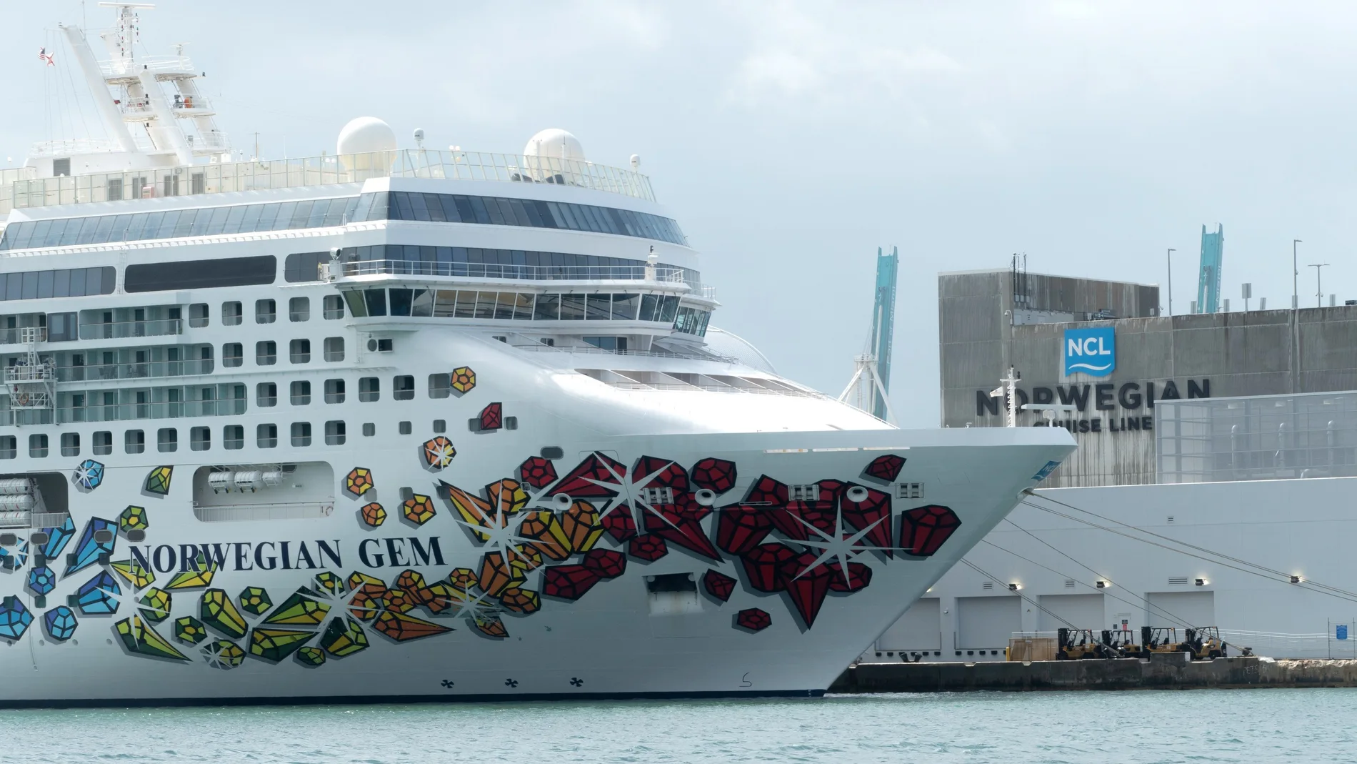 Fotografía de un detalle del crucero Norwegian Gem de la compañía Norwegian Cruise atracado en la Bahía de Miami, Florida (EE. UU).