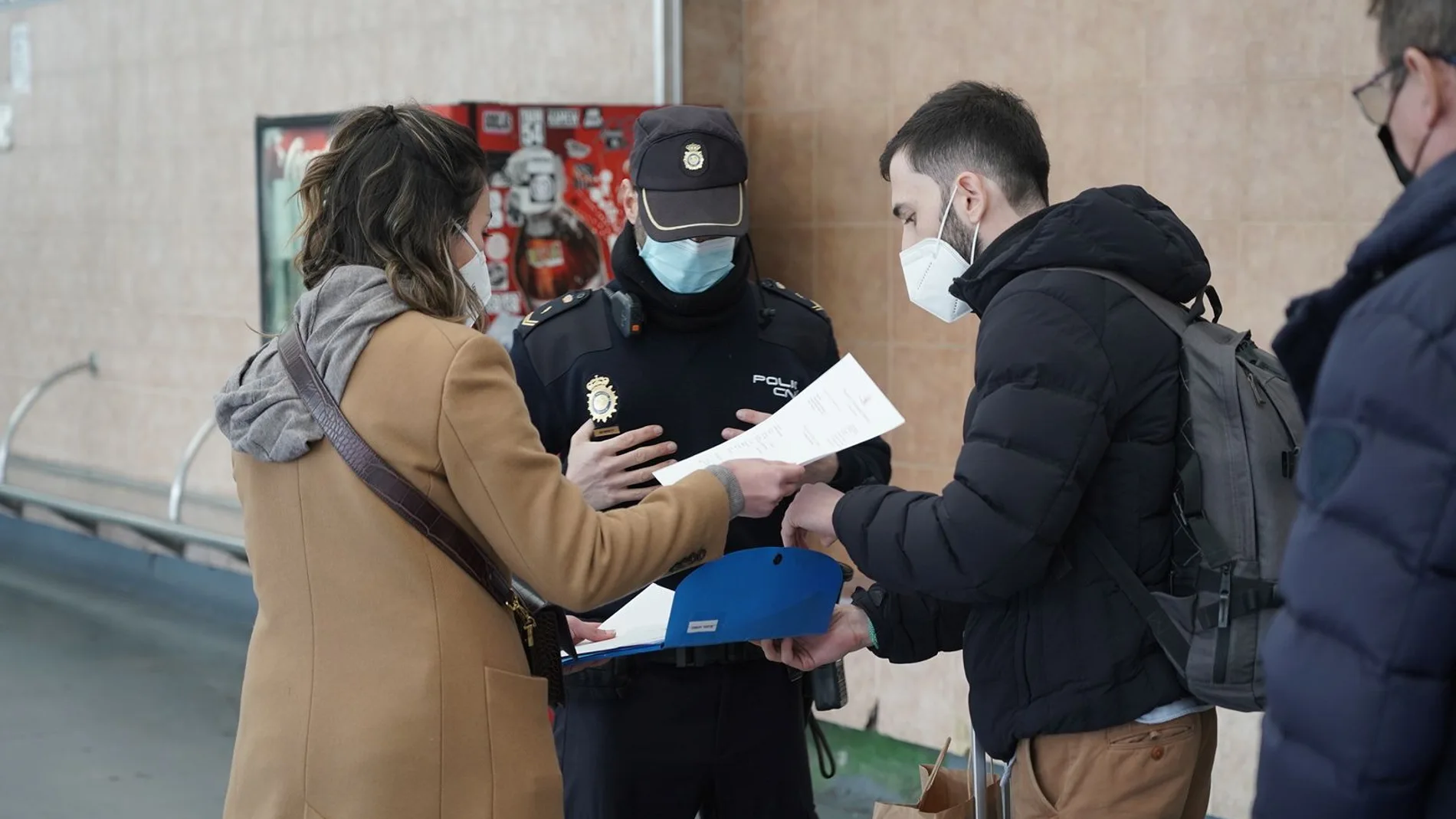 Agentes de la Policía Nacional llevan a cabo controles en las estaciones de tren y de autobús de Valladolid