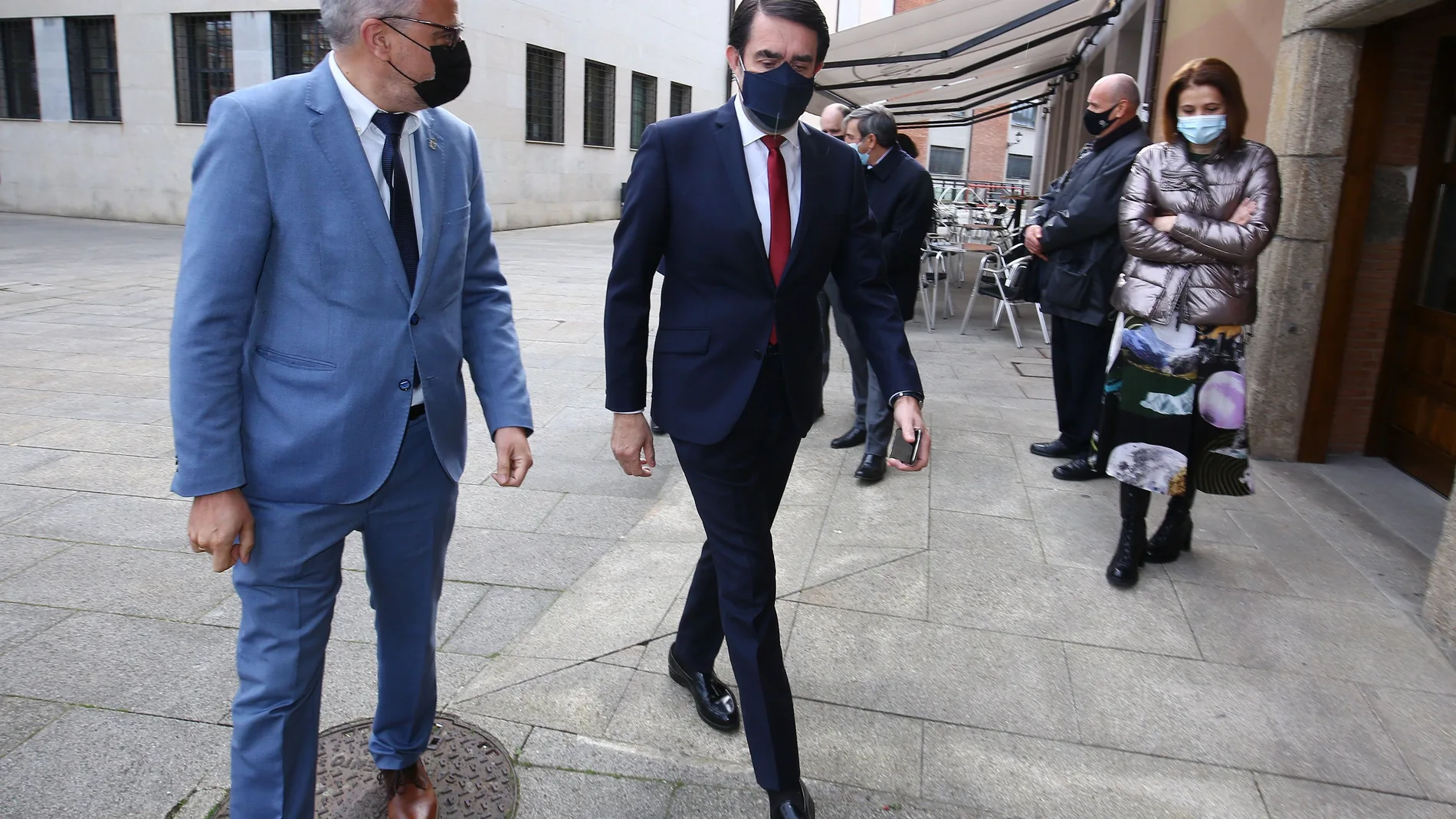 El consejero de Fomento y Medio Ambiente, Juan Carlos Suárez-Quiñones (D), junto al alcalde de Ponferrada, Olegario Ramón (I), durante la firma del protocolo general para el diseño y ejecución de la plataforma logística intermodal de la ciudad