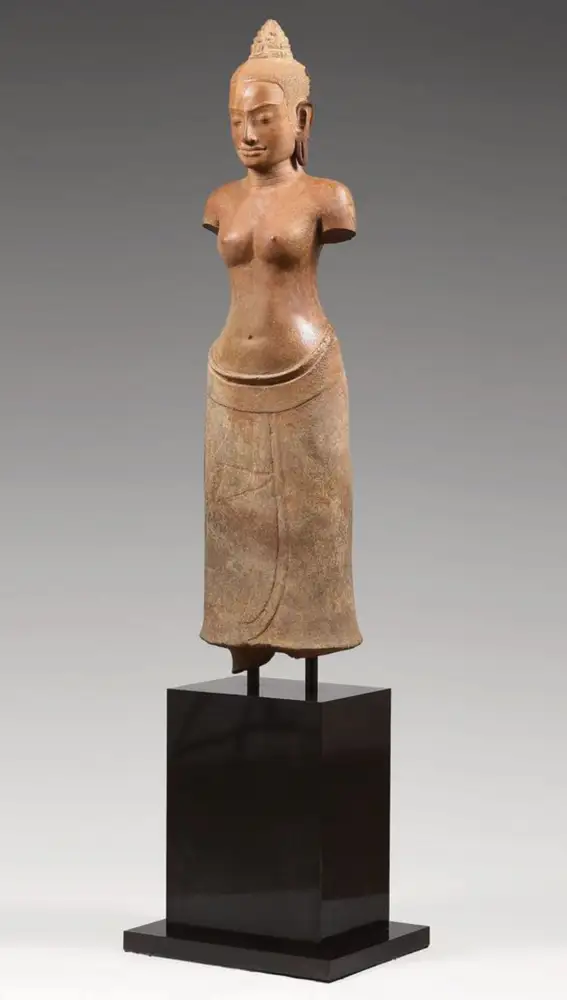 Una figura femenina de arenisca del siglo XII se encuentra entre los objetos que se devuelven a Camboya.