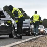 Varios guardias civiles de tráfico montan un control de carretera para controlar las entradas y salidas de Madrid durante la pandemia