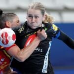 Alicia Fernández trata de quitar la pelota a Lindqvist