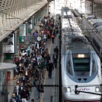 Llegada de pasajeros en el AVE procedente de Madrid a la Estación de Santa Justa. Europa Press