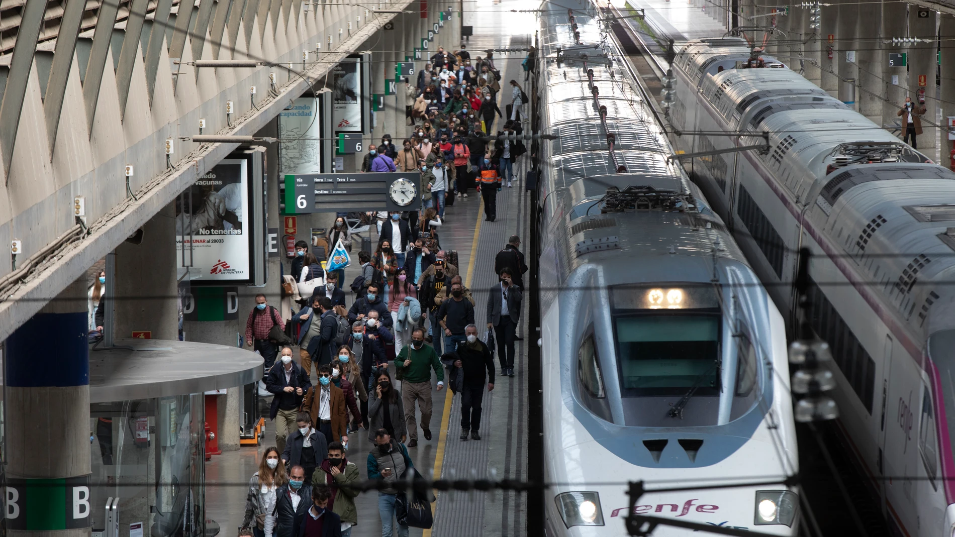 Llegada de pasajeros en el AVE procedente de Madrid a la Estación de Santa Justa. Europa Press