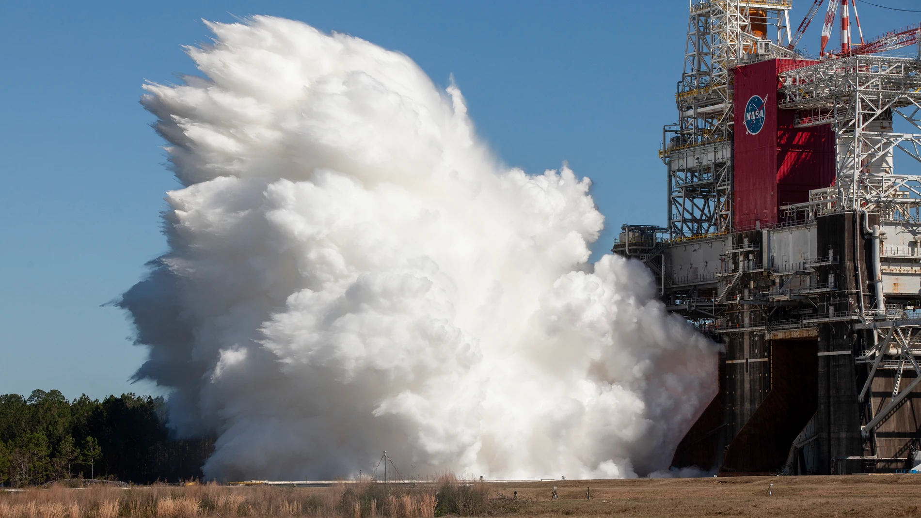 HANDOUT - 18 March 2021, US, Bay St. Louis: The four RS-25 engines of the Space Launch System (SLS) launch vehicle are ignited during a test at NASA's Stennis Space Center. The US space agency has successfully tested the engines of the rocket, which is to bring astronauts to the moon again in the future as part of the program "Artemis". The engines ignited as planned for eight minutes and 19 seconds, Nasa announced. Photo: Robert Markowitz/NASA/dpa - ACHTUNG: Nur zur redaktionellen Verwendung und nur mit vollständiger Nennung des vorstehenden Credits18/03/2021 ONLY FOR USE IN SPAIN