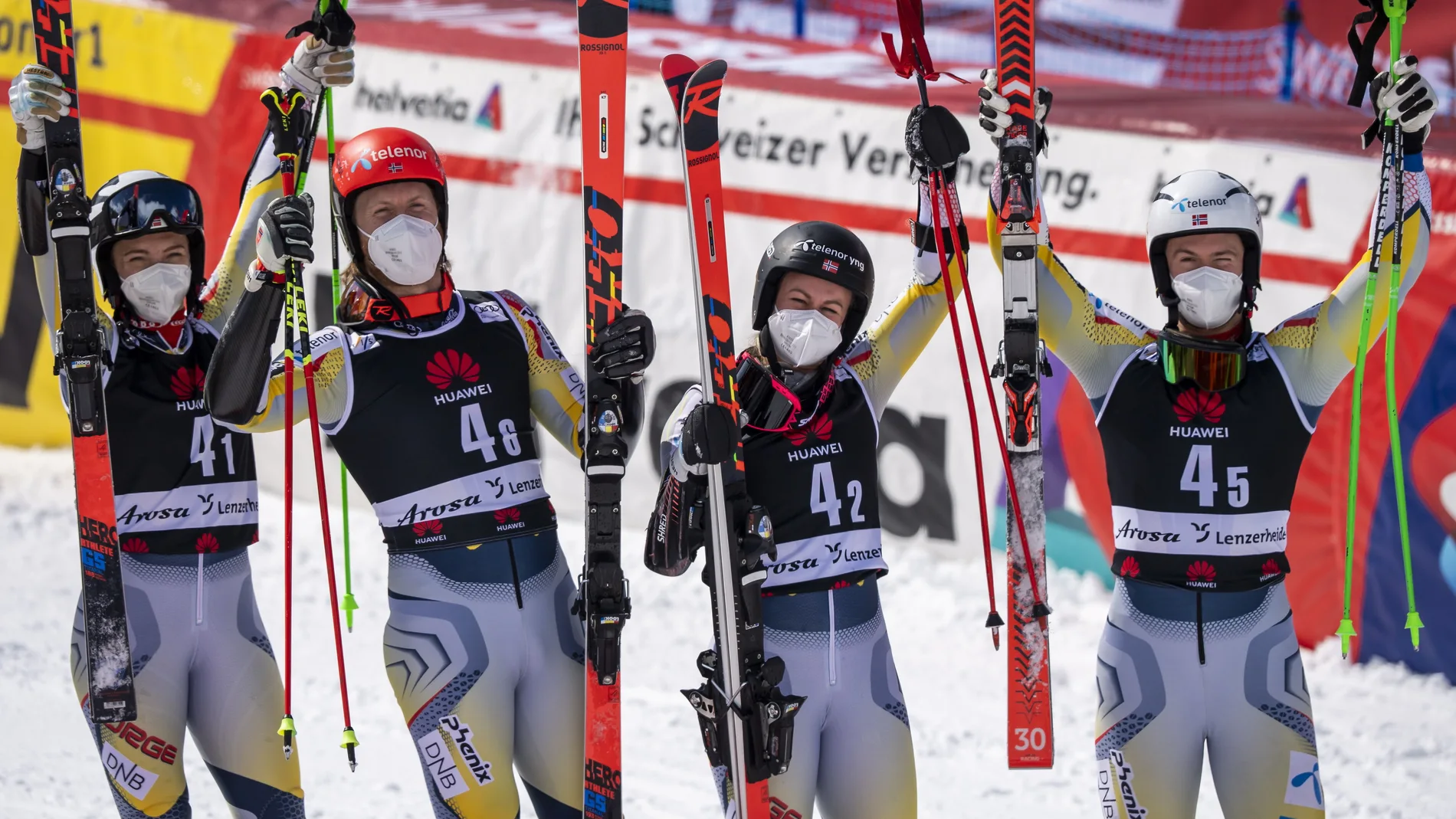 Los ganadores, de izquierda a derecha, Kristin Lysdahl, Leif Kristian Nestvold-Haugen, Kristina Riis-Johannessen y Sebastian Foss-Solevaag, de Noruega, celebran tras ganar la carrera paralela por equipos mixtos en las finales de la Copa del Mundo de Esquí Alpino de la FIS en Lenzerheide, Suiza. EFE/EPA/JEAN-CHRISTOPHE BOTT