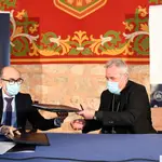 El consejero de Cultura y Turismo, Javier Ortega (I), y el presidente de la Fundación VIII Centenario de la Catedral. Burgos 2021, Mario Iceta (D), firman un Protocolo de colaboración