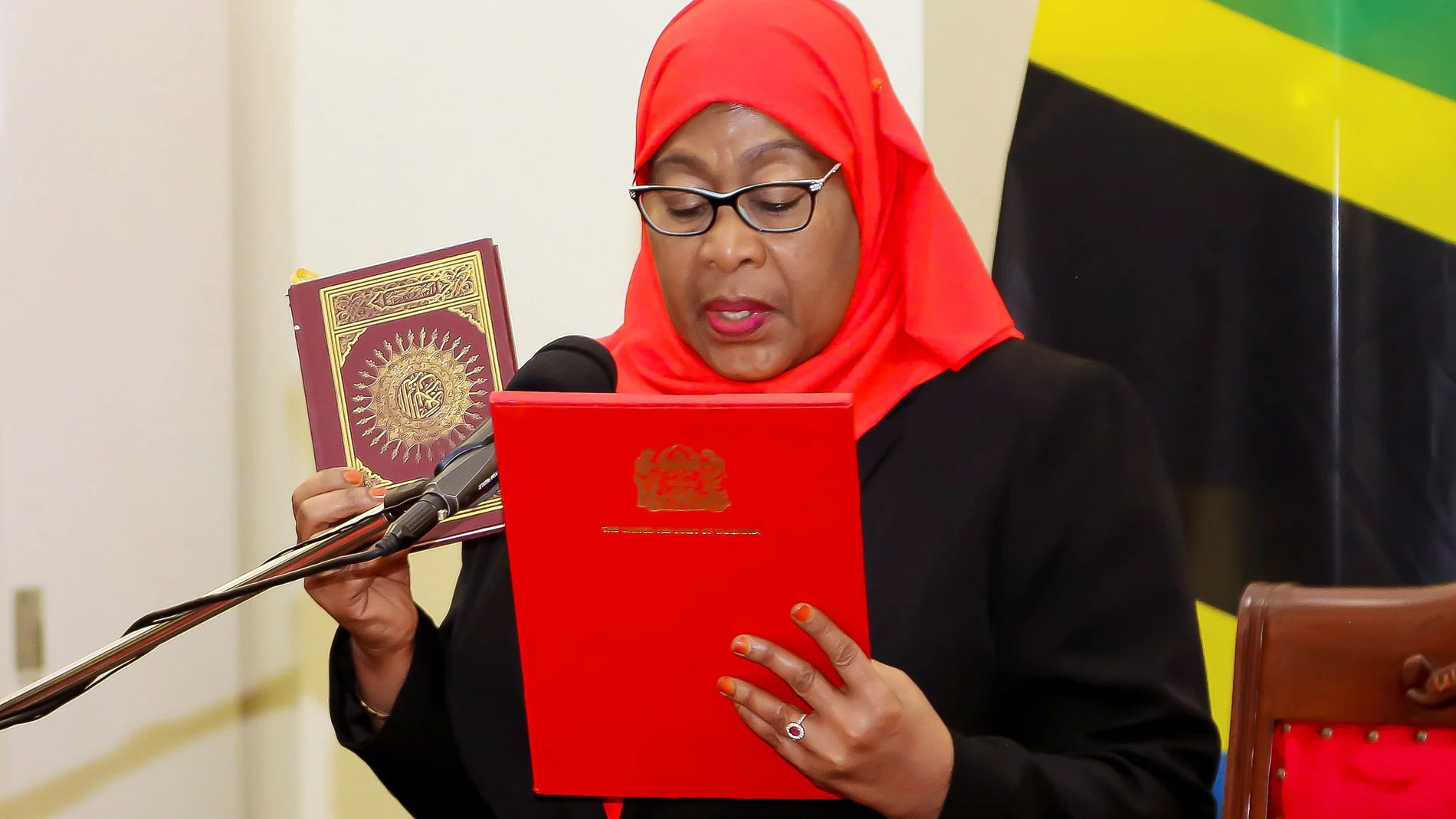 La nueva presidenta de Tanzania, Samia Suluhu Hassan, toma juramento de su cargo