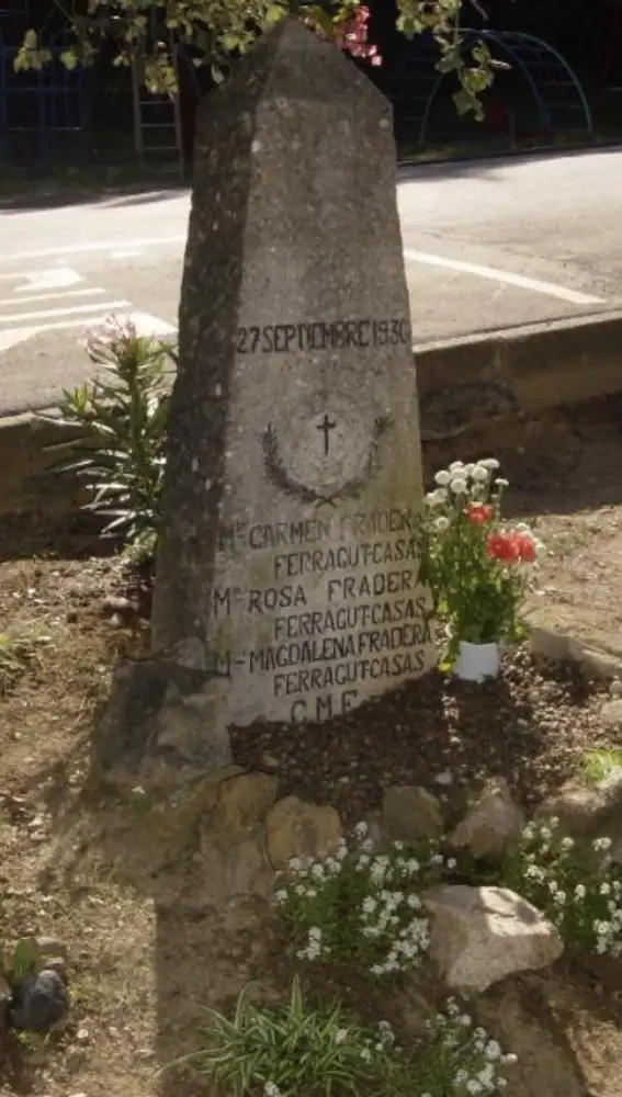 Monolito conmemorativo en el lugar donde fueron asesinadas las hermanas Fradera