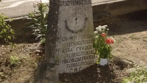 Monolito conmemorativo en el lugar donde fueron asesinadas las hermanas Fradera