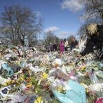 Una mujer deposita unas flores como tributo al asesinato de Sarah Everard, una ejecutiva de 33 años, en Londres