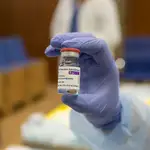 Una sanitaria sostiene un vial de la vacuna AstraZeneca contra el coronavirus