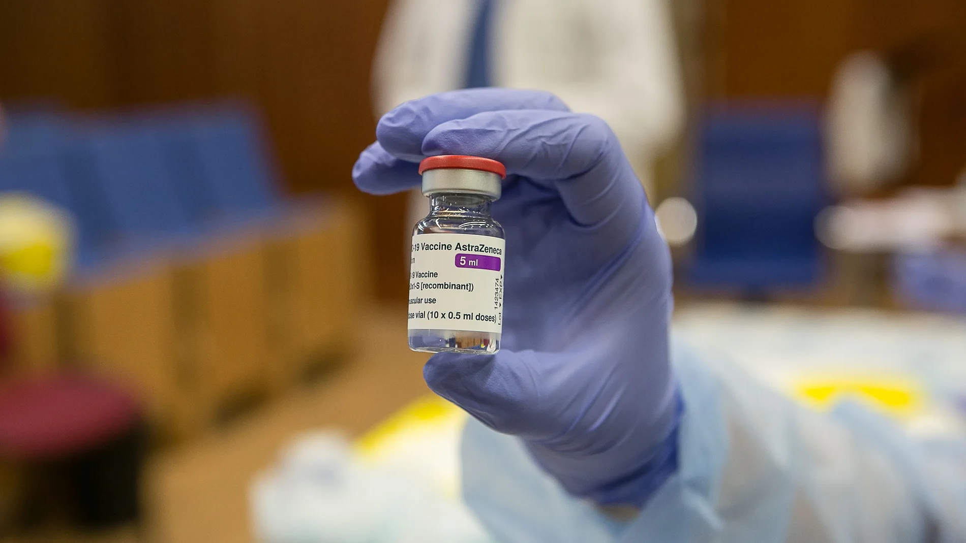 Una sanitaria sostiene un vial de la vacuna AstraZeneca contra el coronavirus