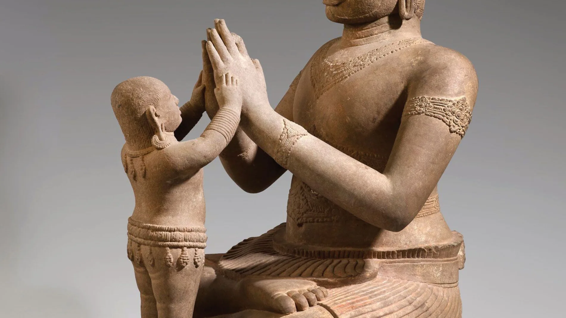 Una figura de piedra arenisca de Shiva y Skanda, que apareció en la portada de un libro en coautoría de Latchford, uno de los objetos que su hija ya acordó enviar desde el Reino Unido al Museo Nacional de Phnom Penh.