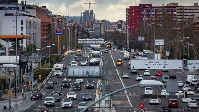 Estado del tráfico en la Avenida Meridiana de Barcelona este viernes por la tarde