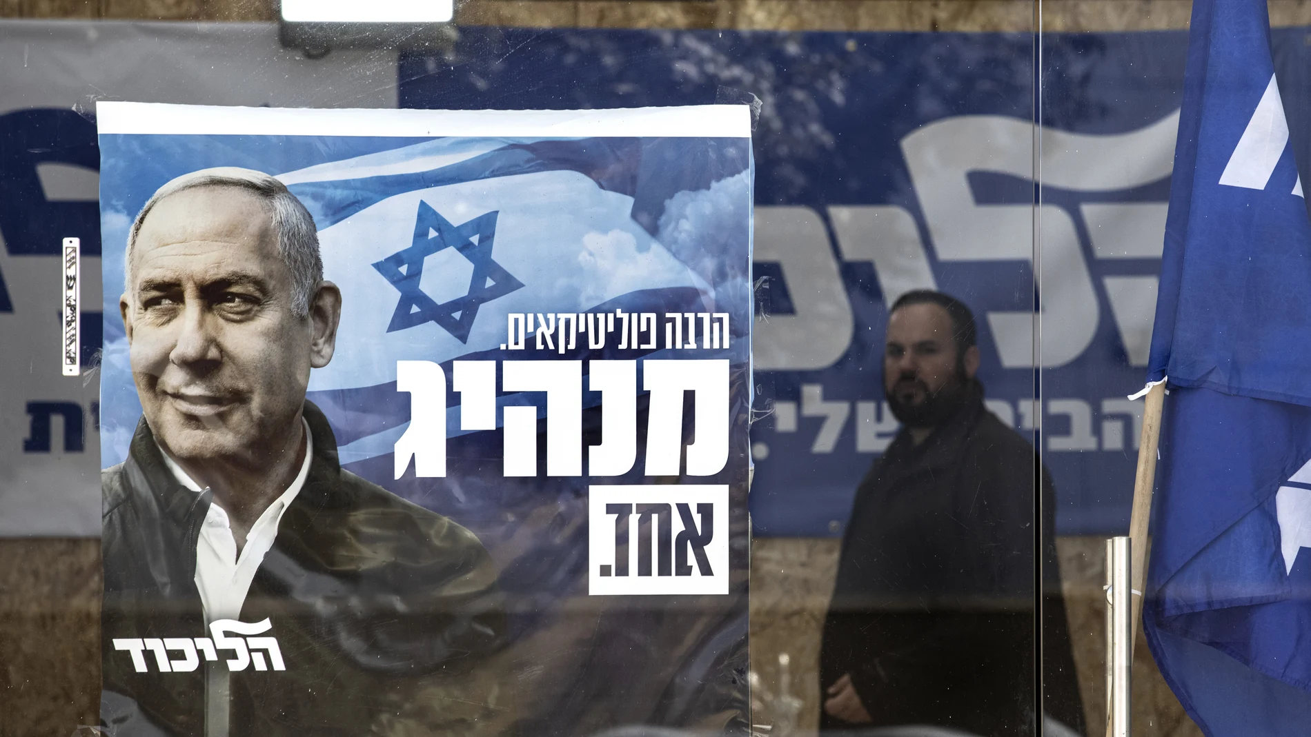Un hombre pasa junto a un cartel de la campaña electoral del partido del primer ministro Benjamin Netanyahu en la ciudad de Sderot, Israel