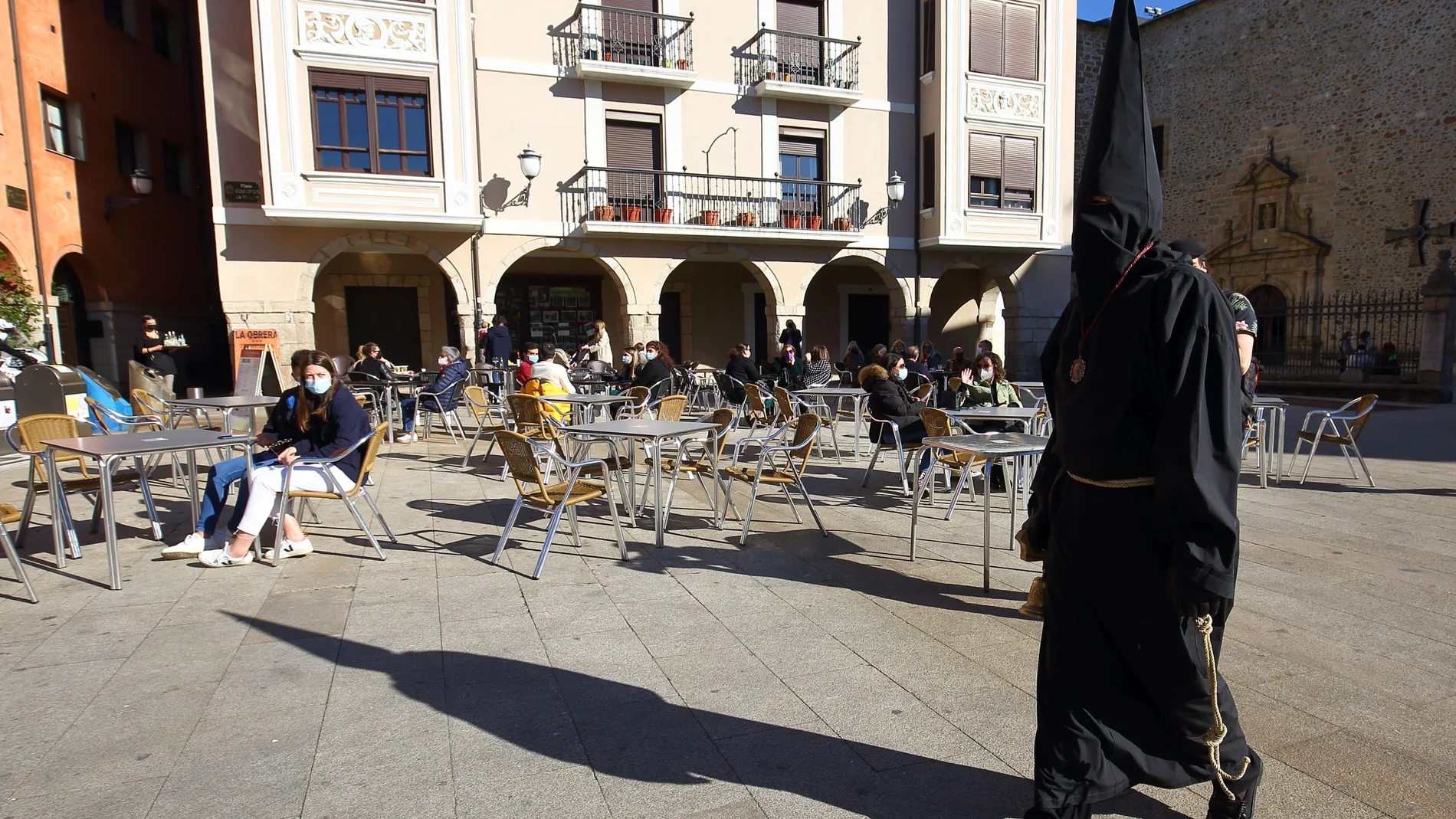El Lambrión Chupacandiles anunciando la Semana Santa en Ponferrada
