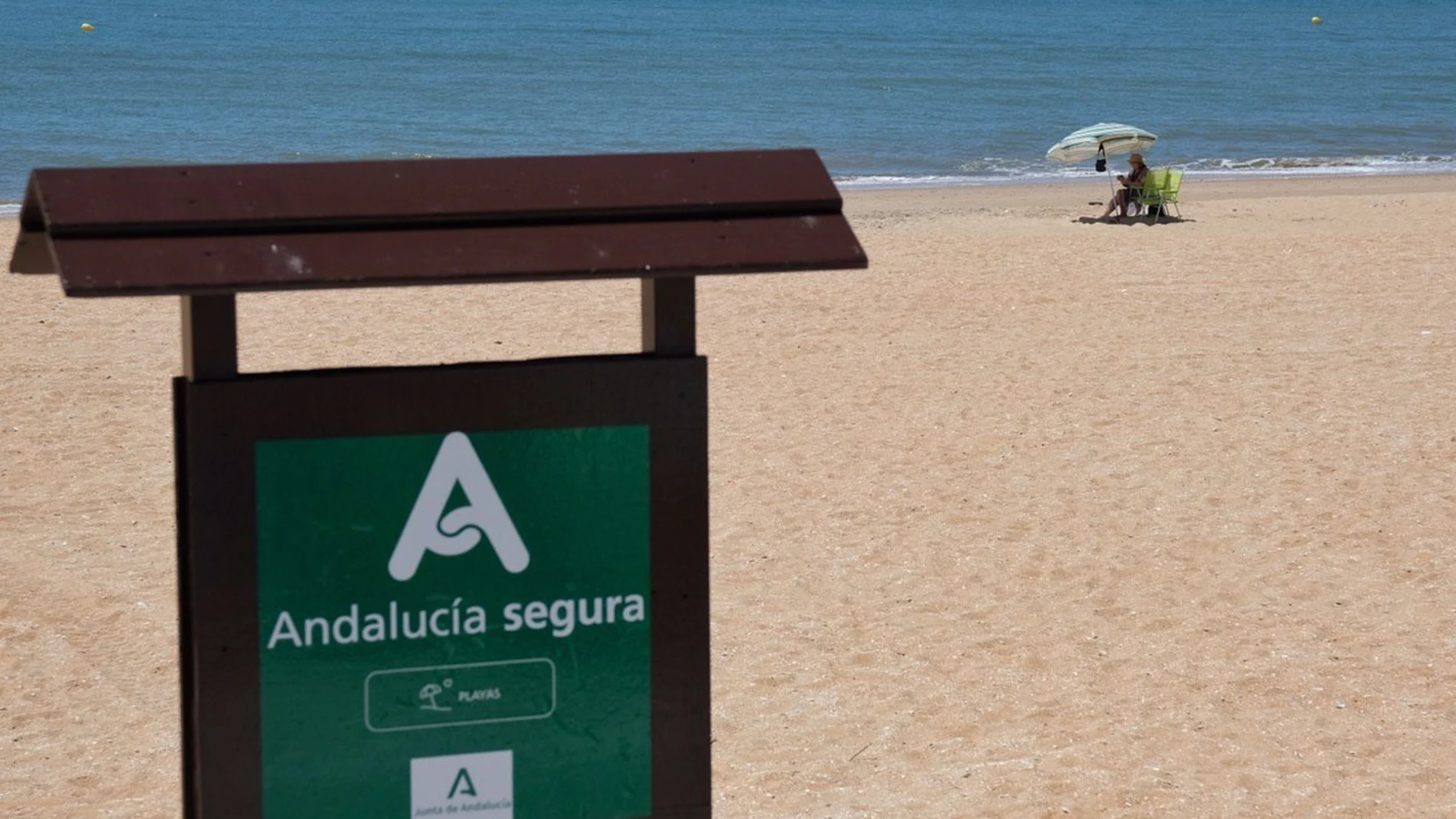 Cartel de Andalucía Segura en una playa