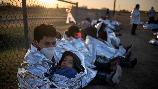 Dustin, un solicitante de asilo de Honduras, abraza a su hijo de seis años Jerrardo, 6, mientras amanece en el campo de refugiados levantado cerca de Río Grande en la frontera entre México y Estados Unidos