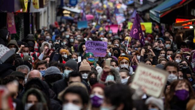 Las mujeres sostienen pancartas y gritan consignas durante una protesta contra la decisión de Turquía de retirarse del Convenio de Estambul ayer en Estambul, Turquía