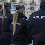 Varios agentes de la Policía Nacional en la Puerta del Sol en previsión de incidentes en la manifestación de hoy Sábado.