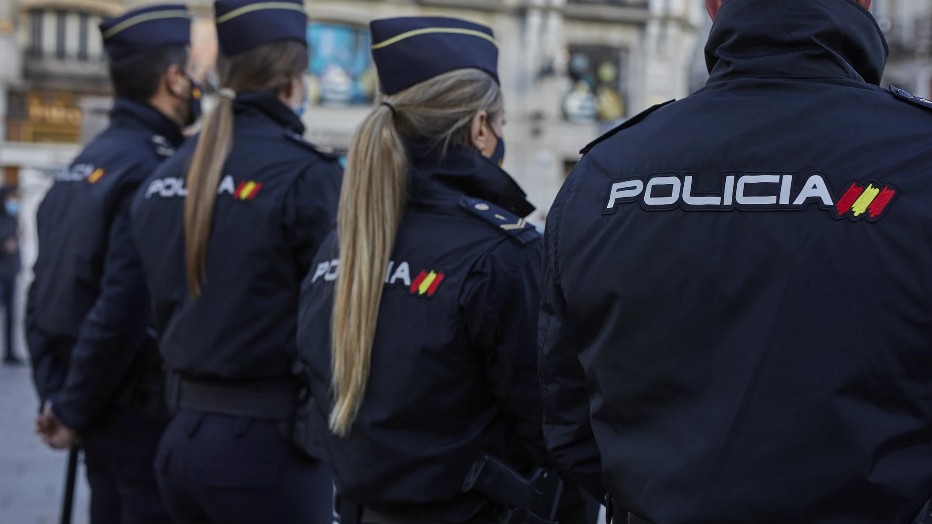 Varios agentes de la Policía Nacional en la Puerta del Sol en previsión de incidentes en la manifestación de hoy Sábado.