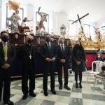 El presidente de la Junta, Juanma Moreno (en el centro), en la nueva casa de hermandad de las cofradías Fusionadas de Málaga