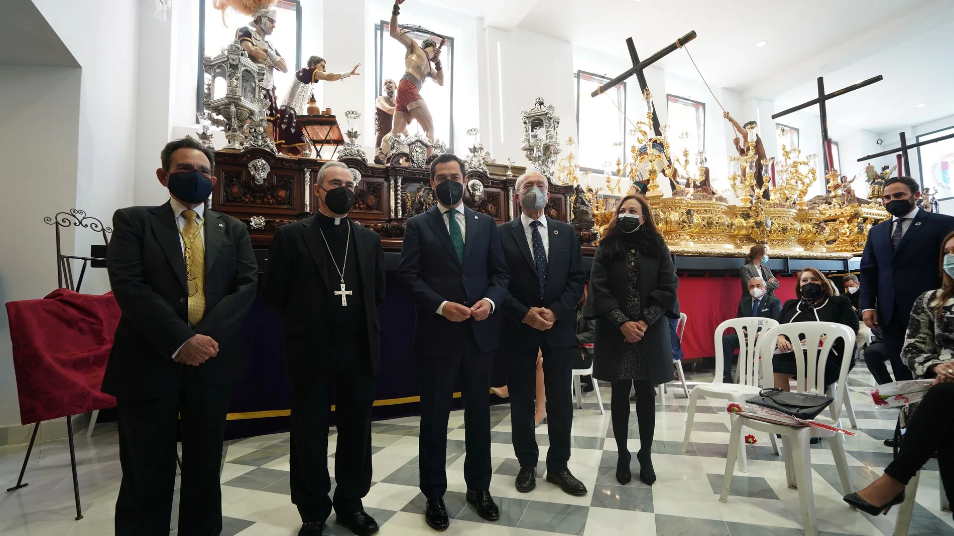 El presidente de la Junta, Juanma Moreno (en el centro), en la nueva casa de hermandad de las cofradías Fusionadas de Málaga