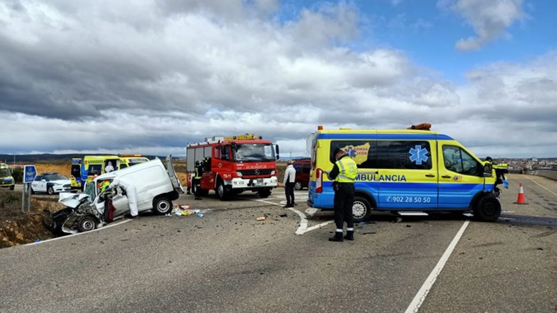 Accidente entre un vehículo y una ambulancia en León