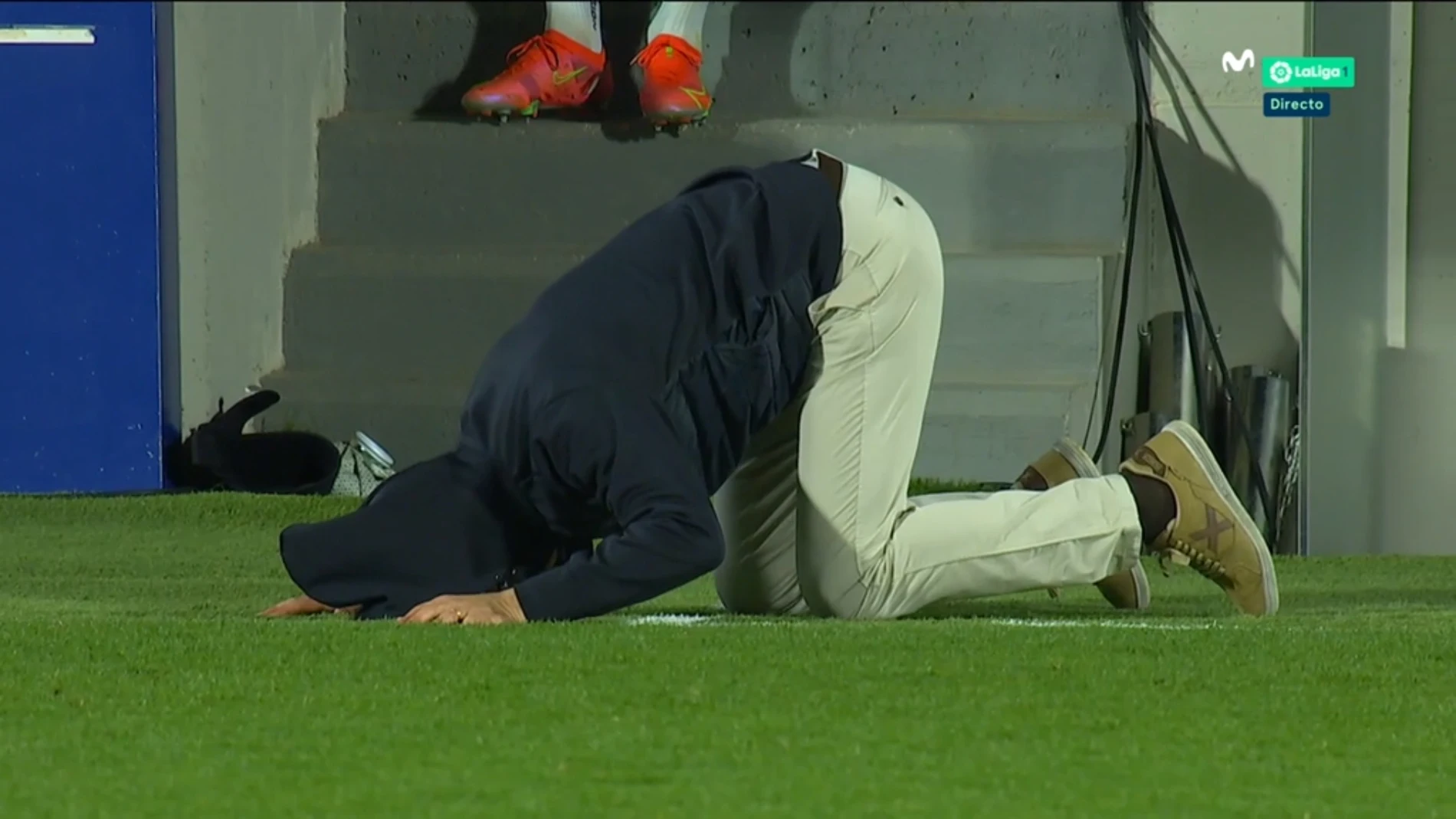 Pacheta, técnico del Huesca, sufre en los últimos minutos del partido ante Osasuna